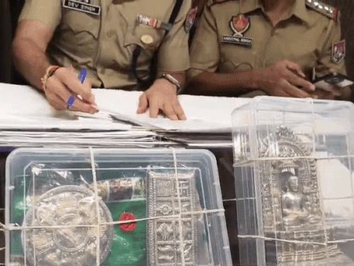 लुधियाना जैन मंदिर चोरी मामला पुलिस ने सुलझाया:  आ जा चोरी करें,हो जाएंगे मालामाल, जल्दी अमीर बनने के लालच में दिहाड़ी मजदूरों ने की थी वारदात; काम ढूंढने के बहाने करते थे चोरी – Ludhiana News