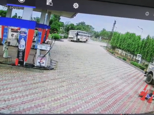 जयपुर-आगरा NH पर बस का स्टीयरिंग फेल, पेट्रोल-पंप में घुसी:  दीवार तोड़कर खेत में गिरी, अगला हिस्सा चकनाचूर, 3 पैसेंजर्स घायल – Dausa News
