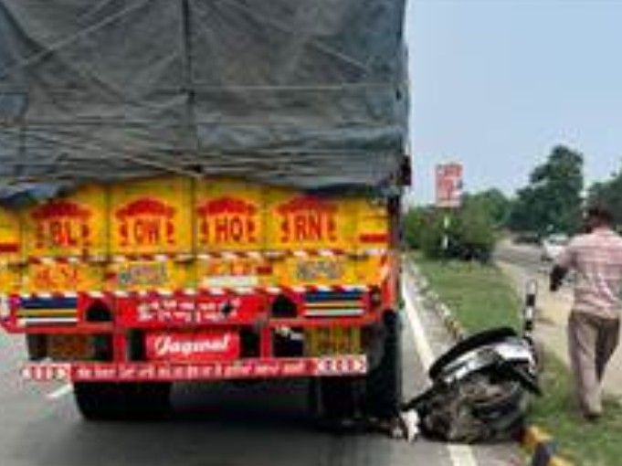 संगरूर में ट्रक की टक्कर से बहू की मौत:  सास पटियाला रेफर, स्कूटी से आते समय हादसा, एसपी ने अपनी गाड़ी से पहुंचाया अस्पताल – Barnala News
