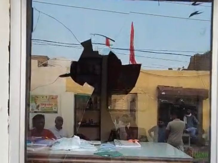 भाजपा पार्षद के क्लीनिक पर हमला, भाई घायल:  नशा तस्करों की शिकायत के बाद वारदात, डॉक्टर के बारे में पूछा फिर किया पथराव – Abohar News