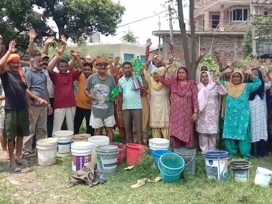 पठानकोट के नरोट जैमल सिंह में पेयजल संकट:  7-8 किलोमीटर दूर से पानी लाने को मजबूर लोग, खाली बाल्टियां लेकर किया दफ्तर का घेराव – Pathankot News