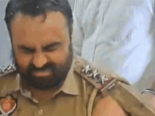 तस्करों का पीछा करते SHO का सिर फटा, बाजू टूटी:  पटियाला में गाड़ी दीवार से टकराई; तस्कर अपनी गाड़ी छोड़कर सामने से भाग गए – Patiala News