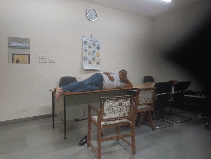 चंडीगढ़ निगम के 2 इंस्पेक्टरों की PHOTOS लीक:  गौशाला में मालिश कराते और टेबल पर आराम करते नजर आए; कमिश्नर बोलने से बच रहे – Chandigarh News