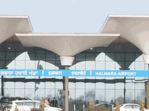 लुधियाना हलवारा इंटरनेशनल एयरपोर्ट पर ऑनलाइन टैक्सी बुकिंग सेवा बंद:  टैक्सी यूनियन का फैसला, 450 के बदले 1200 होगा मिनिमम किराया; कैंपस में बंद रहेंगे बुकिंग ऐप – Ludhiana News