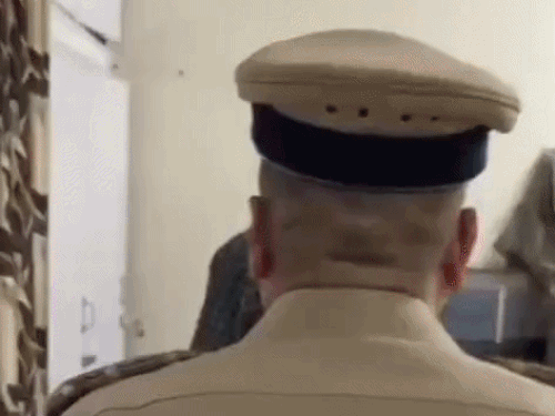 DIG हरमनबीर गिल का थानों में औचक निरीक्षण:  शराब के नशे में सोते मिले राजा सांसी थाना प्रभारी, नाके पर छोड़ी ड्यूटी; सस्पेंड – Amritsar News