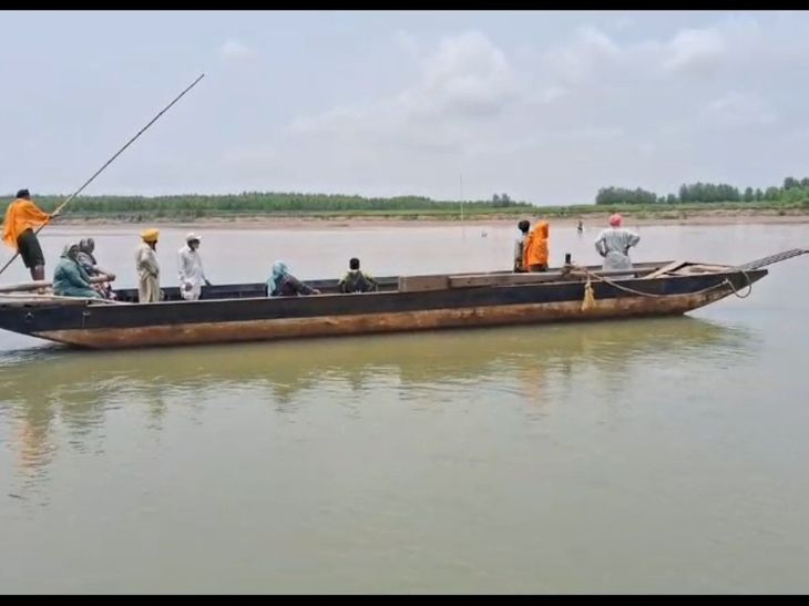 गुरदासपुर में रावी पार सात गांवों का नाव सहारा:  पैंटून पुल हटने से बढ़ी परेशानी, ग्रामीणों ने स्थायी पुल बनाने की मांग उठाई – Gurdaspur News