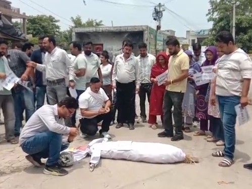 पठानकोट में नरेगा और एपीओ कर्मचारियों का प्रदर्शन:  CM मान का पुतला फूंका; 15 जुलाई को मंत्री आवास घेरने की चेतावनी – Pathankot News