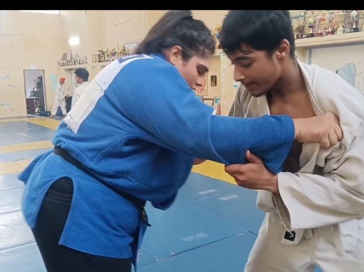 कॉमनवेल्थ की तैयारी, दिल्ली के दो जूडो खिलाड़ी गुरदासपुर पहुंचे:  7 बार की नेशनल चैंपियन तुनेका मान व हर्ष करेंगे अभ्यास, 24 से ग्लासगो में जुटेंगे खिलाड़ी – Batala News