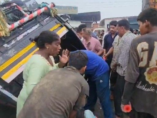 पठानकोट में टिप्पर ने ऑटो को मारी टक्कर:  ड्राइवर समेत 8 लोग गंभीर रूप से घायल, पुलिस घटनास्थल पर पहुंची – Pathankot News
