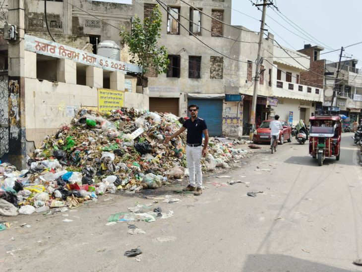 मोगा में सफाई कर्मचारियों की हड़ताल जारी:  चौथे दिन भी नहीं हुई सफाई, बदबू और बीमारियों के खतरे से लोग परेशान – Moga News