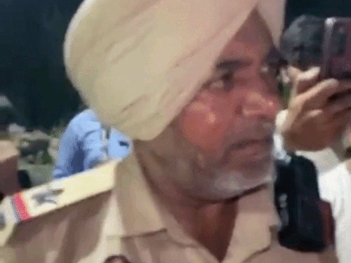 जालंधर के राय नगर में फोन छीना:  बच्चियों से मोबाइल छीनकर भाग रहे तीन चोरों में से एक को लोगों ने दबोचा, दो साथी फरार – Jalandhar News