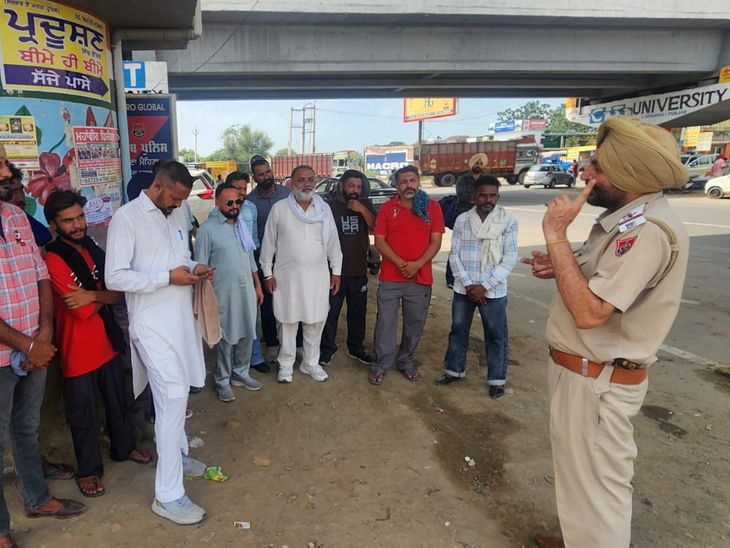 मोगा में टैक्सी ड्राइवरों को पुलिस की सीख:  लाइसेंस-दस्तावेज साथ रखें, नशे में ड्राइविंग से बचें; साइबर ठगी पर 1930 पर करें शिकायत – Moga News