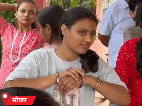 सीनियर टीचर भर्ती परीक्षा शुरू, सेंटर पर चूड़ियां उतरवाईं:हाथों में बंधे धागे काटे, सवाई माधोपुर में बिना मेटल डिटेक्टर जांच के एंट्री