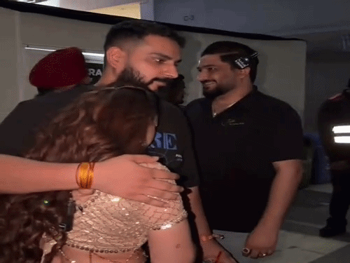 सिंगर जैस्मीन सैंडलस का मंगेतर संग बैकस्टेज VIDEO सामने आया:  शेखर चौधरी को गले लगाकर रोईं, टीम मेंबर्स ने संभाला; गुरुग्राम लाइव कॉन्सर्ट में सबसे इंट्रोड्यूस कराया था – gurugram News