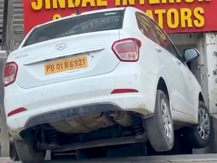 ज़ीरकपुर में लापरवाही से बेकाबू कार दुकान में घुसी:  गियर में स्टार्ट होने से हुआ हादसा, कोई जानी नुकसान नहीं लेकिन सामान हुए चूर – Mohali News