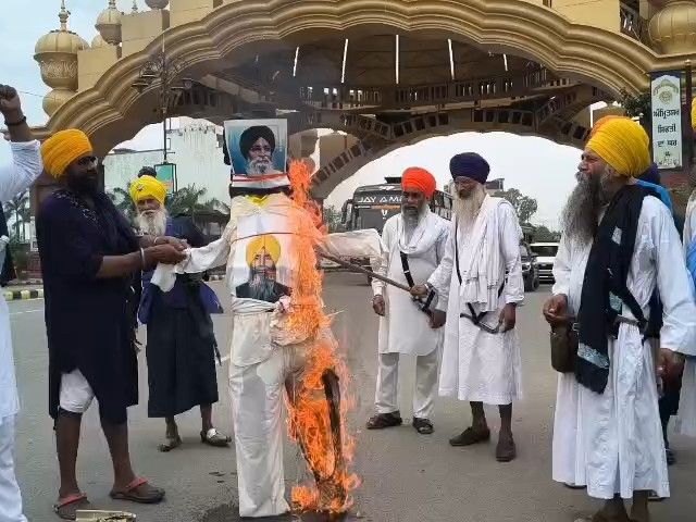 अमृतसर में एसजीपीसी अध्यक्ष धामी के खिलाफ प्रदर्शन:  पुतला फूंका; गुरु ग्रंथ साहिब स्वरूप कनाडा भेजने के आरोपों पर उठे सवाल – Amritsar News