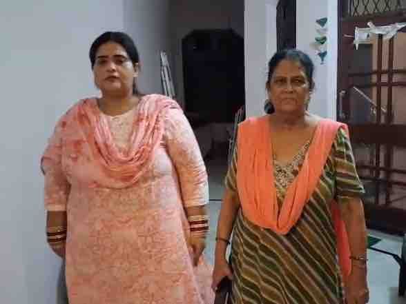 फगवाड़ा में महिलाओं पर पिस्तौल तानकर गहने लूटे:  CCTV घर की गली में ही तीन बाइक सवारों ने वारदात की, खरीदारी करके लौट रही थीं – Kapurthala News