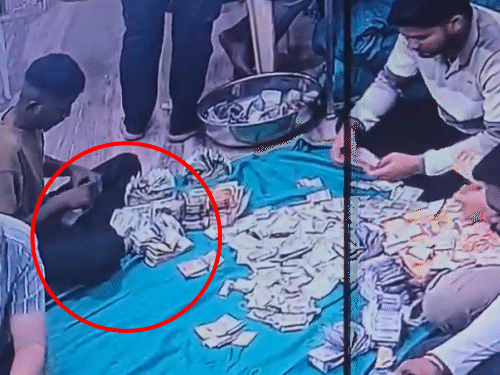 गुजरात के अंबाजी मंदिर में भी दान की चोरी:  2 महीने पुराना CCTV हुआ वायरल, तीन कर्मचारियों की मिलीभगत से हुई थी चोरी