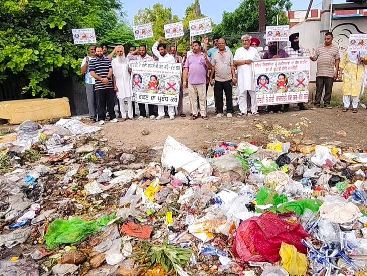 संगरूर में गंदगी की समस्या पर सड़क पर उतरे लोग:  पार्षद सतेंद्र सैनी की अुगआई में कूड़े के ढेर के बीच प्रदर्शन, सभी पार्टियों के खिलाफ नारेबाजी – Sangrur News