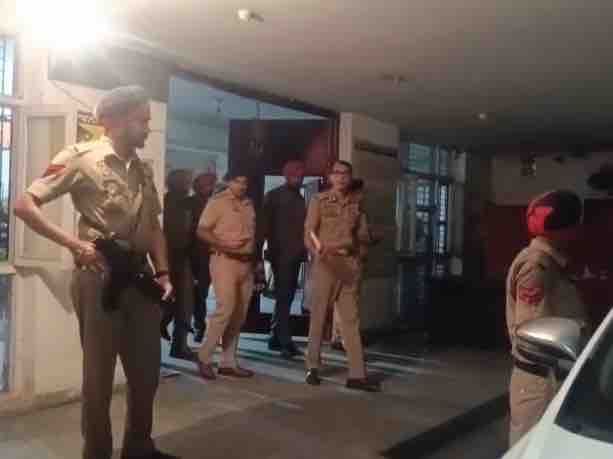 जालंधर पुलिस कमिश्नर ने थानों का औचक निरीक्षण किया:  रिकॉर्ड-कर्मचारियों की मुस्तैदी का लिया जायजा; कहा-हर व्यक्ति की शिकायत करें दर्ज – Jalandhar News