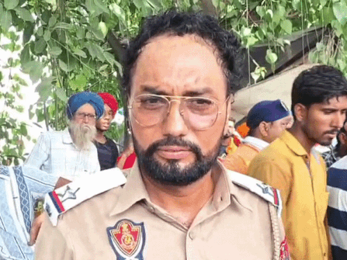 लुधियाना में बुलेट सवार ने ट्रैफिक कर्मी को पीटा:  प्रेशर हॉर्न पर टोका तो गुस्से में पगड़ी उतारी,पीछा कर दबोचा – Ludhiana News