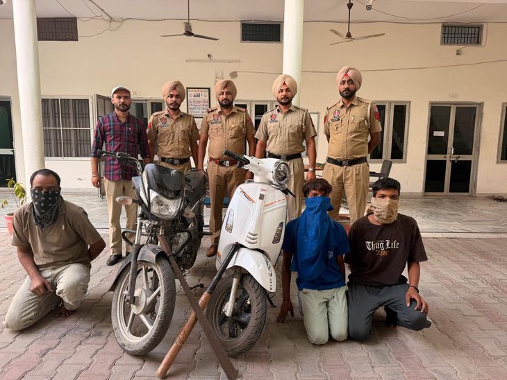 बरनाला में ई-स्कूटी लूटने वाले तीन आरोपी गिरफ्तार:  पुलिस ने लूटी स्कूटी, बाइक और धारदार हथियार किए बरामद – Barnala News