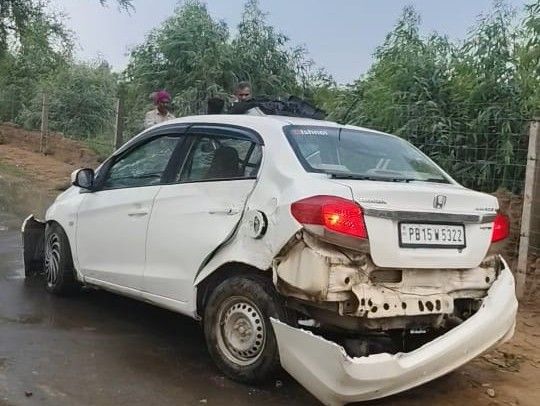 अबोहर में बस चालक की सूझबूझ से बची कई जान:  सामने अनियंत्रित कार देख सड़क कच्चे में उतारी बस, पिछले हिस्से में टक्कर से कार चालक घायल – Abohar News