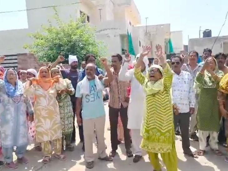 संगरूर में सफाई सेवकों का MLA आवास के बाहर प्रदर्शन:  निजी कर्मचारियों से कूड़ा उठवाने पर भड़के; पुलिस से झड़प, कई हिरासत में – Sangrur News
