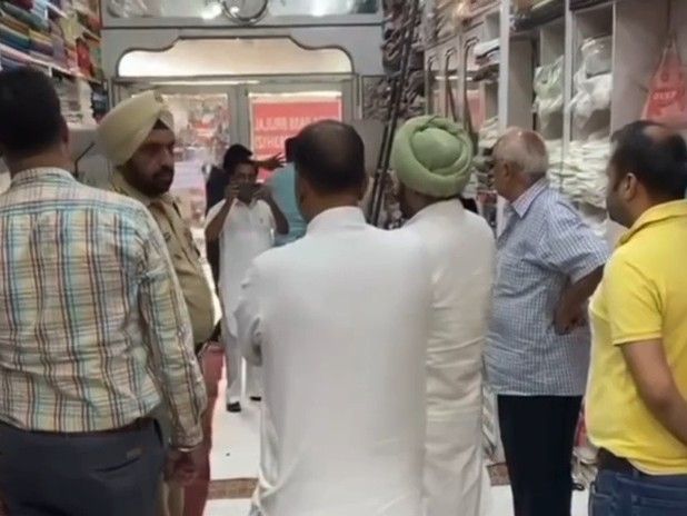 फिरोजपुर में कपड़ा शोरूम पर दिनदहाड़े फायरिंग:  बाइक सवार 2 नकाबपोशों ने गोलियां चलाकर भागे; व्यापारी को आ चुकी फिरौती के लिए कॉल – Fazilka News
