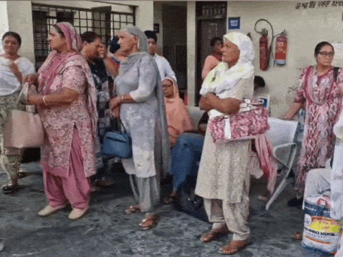 पीआरटीसी हड़ताल का असर, यात्री परेशान:  रायकोट बस स्टैंड पर घंटों करना पड़ा बसों का इंतजार, निजी वाहनों का लेना पड़ा सहारा – Jagraon News