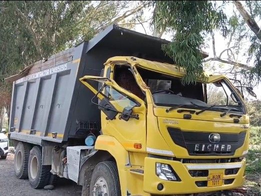 पठानकोट-जम्मू NH-44 पर पलटा मिट्टी से लदा टिप्पर:  चालक को झपकी आने से सुजानपुर पुल के पास हुआ हादसा – Pathankot News