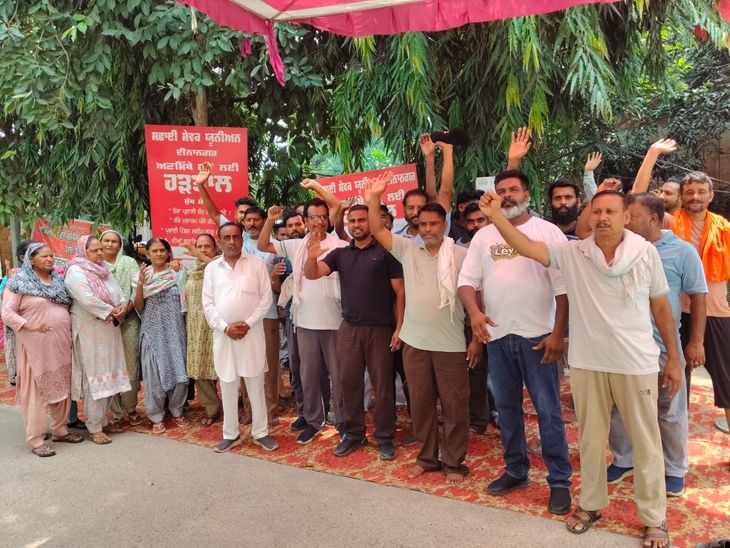 गुरदासपुर में सफाई कर्मचारियों की हड़ताल 10वें दिन जारी:  शहर में कूड़े के ढेर; यूनियन प्रधान बोले- जायज मांगों की लगातार अनदेखी की जा रही – Gurdaspur News
