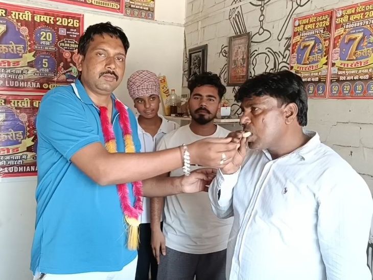 मोगा में लक्ष्मण प्रजापति ने जीते 5 लाख रुपये:  दोस्त की जिद पर खरीदी था 7 रुपये का लॉटरी टिकट, पहली बार में ही बदली किस्मत – Moga News