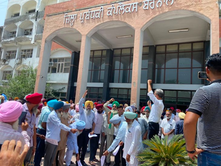 बरनाला डीसी दफ्तर पर कर्मचारियों का प्रदर्शन:  केंद्रीय वेतनमान नोटिफिकेशन की प्रतियां जलाईं, 8 साल से रुके वित्तीय लाभ बहाल करने की मांग – Barnala News