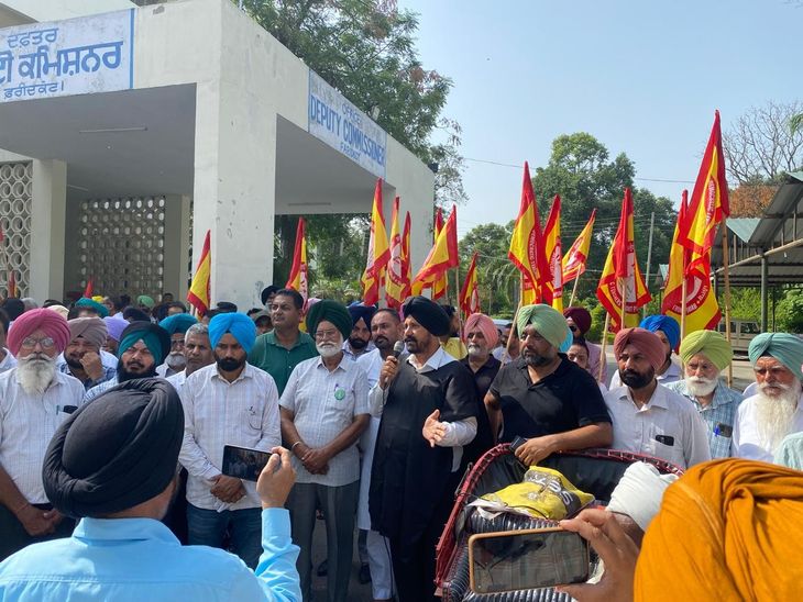 फरीदकोट में कर्मचारियों और पेंशनरों का रोष प्रदर्शन:  सरकार के खिलाफ नारेबाजी कर 17 जुलाई 2020 के पत्र की प्रतियां जलाईं – Faridkot News