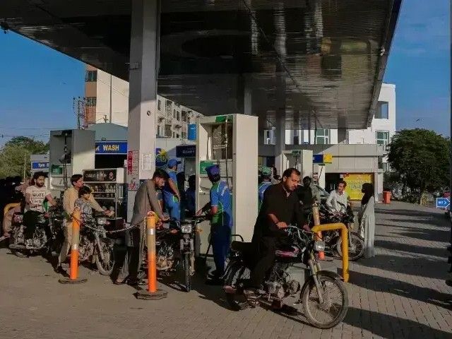 पाकिस्तान में पेट्रोल 5.44 और डीजल 31.05 रुपया महंगा:  पेट्रोल 316.15 और हाई-स्पीड डीजल 354.35 रुपया लीटर मिल रहा, नई कीमतें 18 जुलाई से लागू