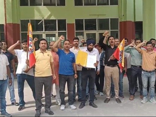 पठानकोट में कंप्यूटर टीचरों का प्रदर्शन:  SIR ड्यूटी को लेकर प्रदर्शन, सरकारी आदेश की कॉपियां जलाईं; कल काम नहीं करने का ऐलान – Pathankot News
