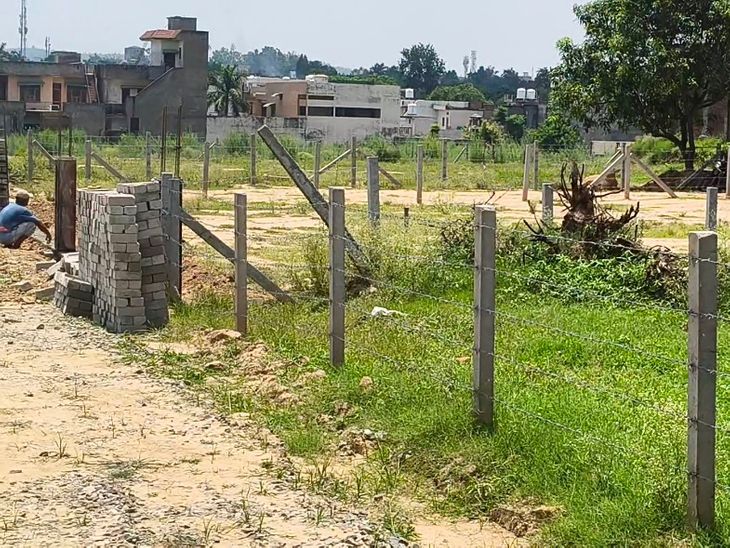 पठानकोट में प्रतिबंधित क्षेत्र तक अवैध प्लॉटिंग:  बिना प्रशासन के मंजूरी कट रहीं कॉलोनियां; सुरक्षा पर उठे सवाल – Pathankot News