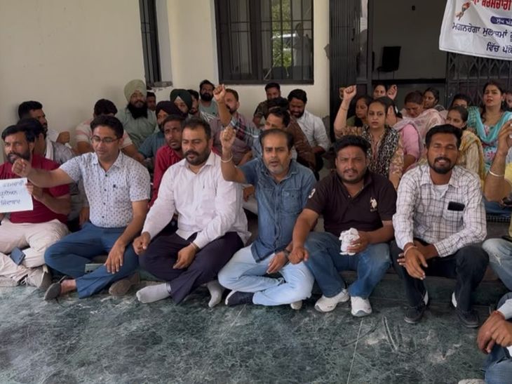 फाजिल्का-मनरेगा कर्मियों का ADC दफ्तर के बाहर धरना:  8 महीने से वेतन नहीं मिलने पर जताया रोष; कहा-सरकार अपना वादा भूली – Fazilka News