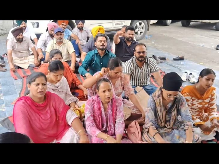 पंजाब में मनरेगा कर्मियों को निकाला जाएगा:  प्रदेश सरकार से आदेश जारी, गुरदासपुर में प्रदर्शन, 18 साल बाद सेवा समाप्त होने से रोष – Batala News