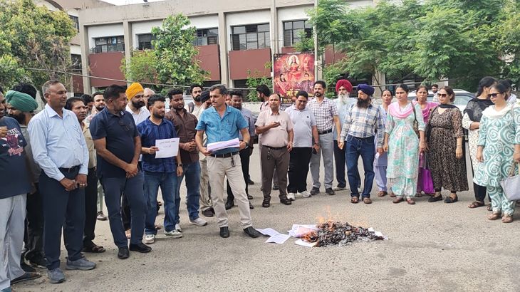 मेहतपुर में सफाई कर्मचारियों ने किया प्रदर्शन – Jalandhar News