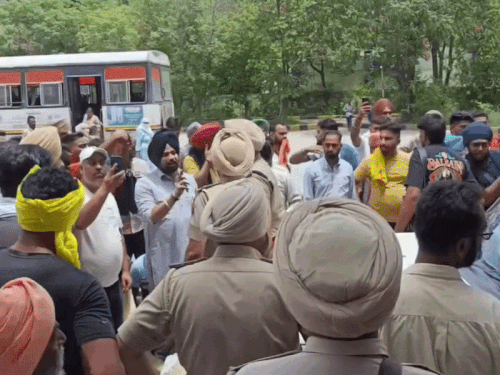 जगराओं बस अड्डे पर पर्ची फीस वृद्धि को लेकर विवाद:  मिनी बस ऑपरेटर व ठेकेदार में हाथापाई, इन्फ्लुएंसर-SHO में नोकझोक, पुरानी दर पर सहमति – Jagraon News