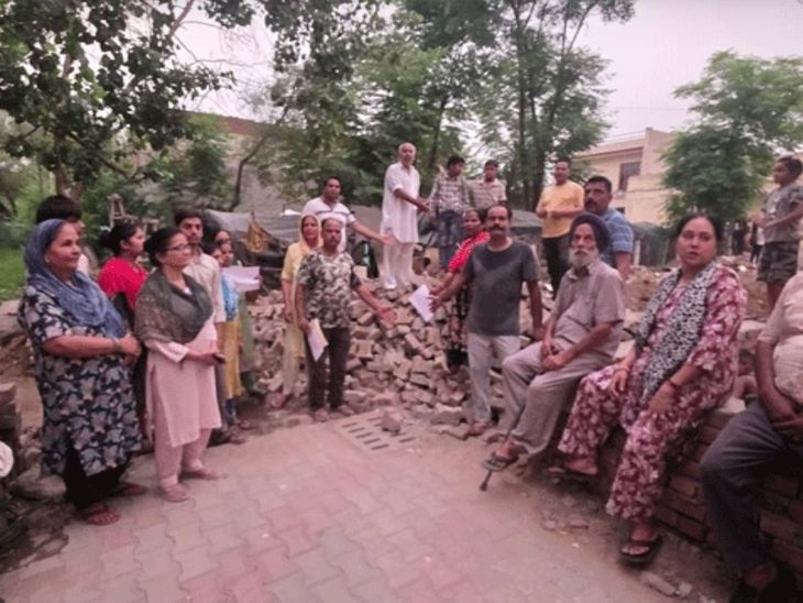 डेराबस्सी में सरकारी गली को लेकर फिर विवाद:  गली उखाड़ने से आवागमन प्रभावित; परिषद के रिकॉर्ड और अदालत के आदेशों में विरोधाभास – Mohali News
