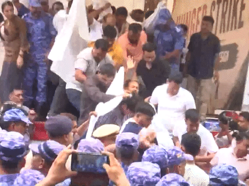 भूख हड़ताल पर बैठे वांगचुक को पुलिस अस्पताल ले गई:  प्रदर्शनकारियों ने विरोध किया; वांगचुक 21 दिन से अनशन पर, 9.5 किलो वजन घटा