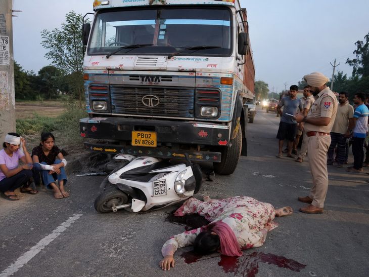 पठानकोट में ट्रक ने महिला को कुचला, बेटी-भतीजी गंभीर:  एक्टिवा से जा रहीं थीं तीनों, बाइक को ओवरटेक कर बेकाबू ट्रक ने मारी टक्कर – Pathankot News
