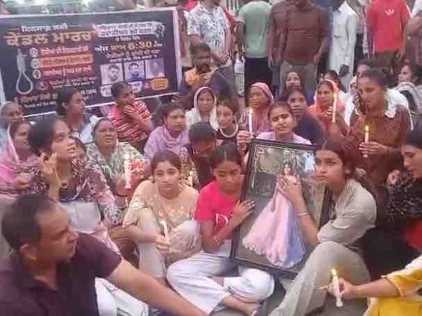 जालंधर में 15 वर्षीय लड़की की मौत, निकाला कैंडल मार्च:  गहनों को लेकर मौसा पर मारपीट का आरोप, गिरफ्तारी होने पर ही अंतिम संस्कार – Jalandhar News