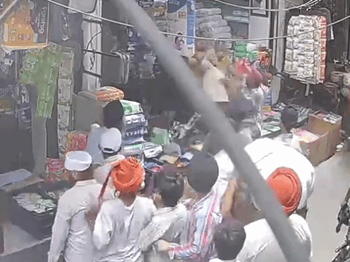 लुधियाना में दुकान के बाहर सामान रखने पर झड़प:  तलवारें और ईंट-बोतलें चलीं, पगड़ी उछालने का आरोप; मार-पीट का CCTV आया सामने – Ludhiana News