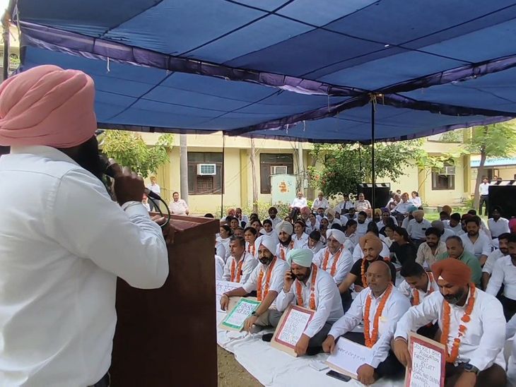 फरीदकोट में LADC के विरोध में वकीलों की भूख हड़ताल:  पहले दिन 18 वकीलों व एक मुंशी ने लिया भाग ,7 जुलाई से अदालतों के बहिष्कार जारी – Faridkot News