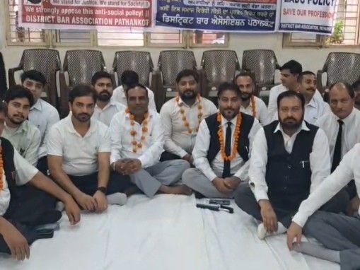पठानकोट में वकीलों की अनिश्चितकालीन भूख हड़ताल शुरू:  LADC नीति के विरोध में आंदोलन तेज, अदालती कामकाज रहेगा ठप – Pathankot News