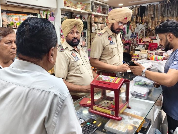 संगरूर में मनियारी दुकान में चोरी:  तीसरी मंजिल के स्टोर का शटर उठाकर दाखिल हुए चोर, नोटों की मालाएं, नकदी ले गए – Barnala News